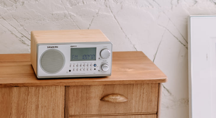 WR-2 AM / FM-RBDS Wooden Cabinet Digital Tuning Radio
